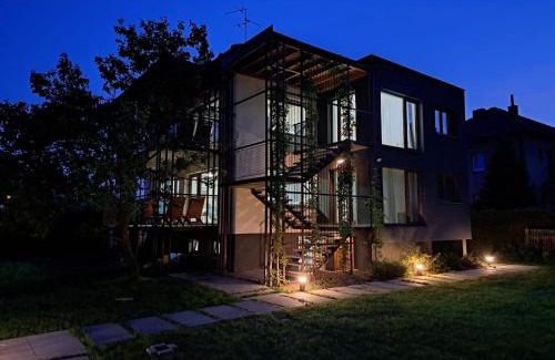 Hradec Kralove Apartamento | Vila Věkoše - apartmán s terasou a zahradou
