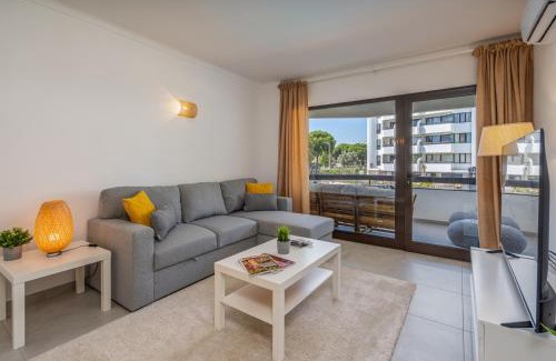 Vilamoura Apartamento | Vilamoura Retreat with Pool & Balcony by HostWise