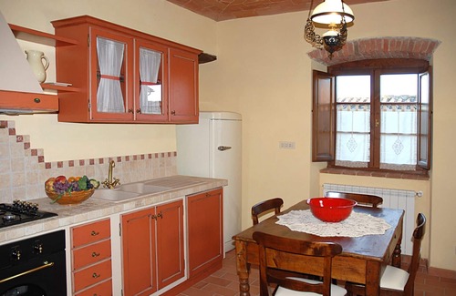 Civitella in Val di Chiana Villa | Granja típica que consta de 8 apartamentos y 2 suites, para un total de 33 camas, equipadas con más