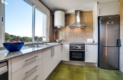 Palafolls Chalet De Esquí | Villa 20 pax con gran piscina privada, jardín y bbq. Cocina y comedor al aire libre. 10 dormitorios. Wifi gratis. Vivalidays Villa Genis.
