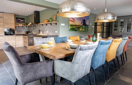 Sint Maarten Villa | Villa aan 't Wiel is a large villa near the sea, with 6 bedrooms and space for up to 12 people. The villa is ideal for a wonderful holiday with family and friends.