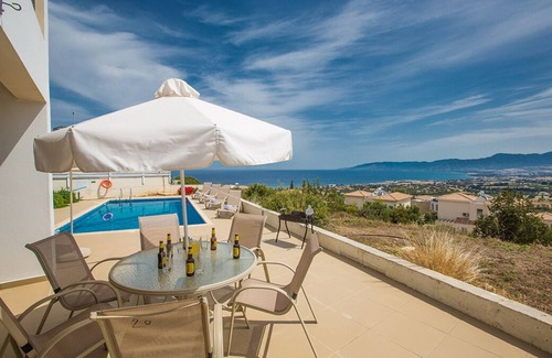 Latchi Villa | Villa Abbie, Impresionante Villa Latchi 3BDR con piscina con vistas panorámicas