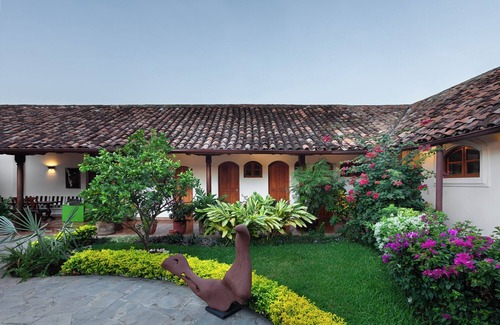 Granada Casa | Villa Adela, casa colonial renovada, 12,000 pies cuadrados, w / piscina, en el corazón de