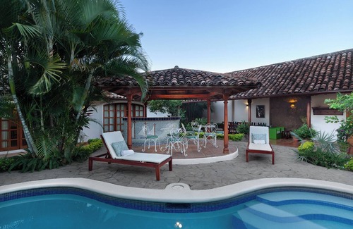 Granada Casa | Villa Adela, casa colonial renovada, 12,000 pies cuadrados, w / piscina, en el corazón de