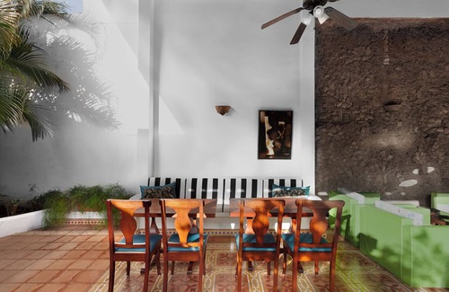 Granada Casa | Villa Adela, casa colonial renovada, 12,000 pies cuadrados, w / piscina, en el corazón de