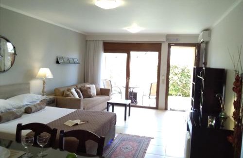 Tsoukaladhes Apartamento | Villa Adelais App