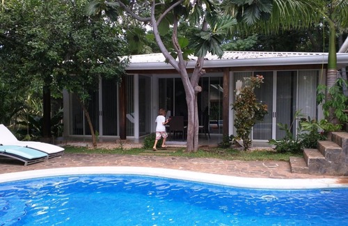 Tamarindo Villa | Villa Almendro - Chic! A 150 metros de la playa, piscina en cascada, wifi gratis!