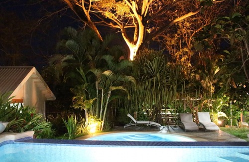 Tamarindo Villa | Villa Almendro - Chic! A 150 metros de la playa, piscina en cascada, wifi gratis!