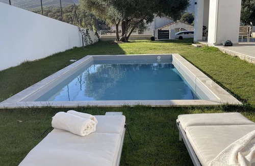 Castiadas Villa | Villa Ami - Lussuosa Villa con Piscina a Soli 3 Minuti dal Mare