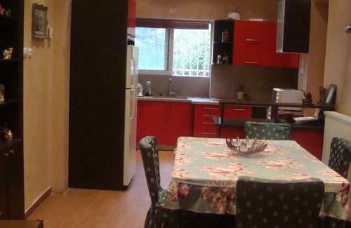 Filothei-Psychiko Villa | Apartamento en villa, con jardín, se admiten mascotas, metro y autobús cerca, SuperMarkt.
