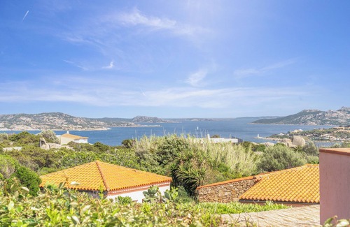 Punta Sardegna Villa | Villa Ari con Vistas al mar, Jardín y Piscina Compartida