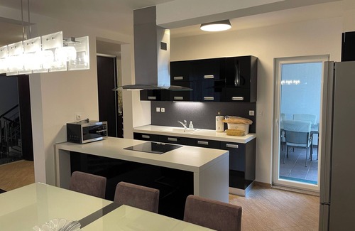Podstrana Villa | ¡NUEVO! Villa Arya con piscina privada climatizada, gimnasio, sauna, jacuzzi en la azotea cerca de Split