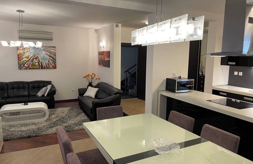 Podstrana Villa | ¡NUEVO! Villa Arya con piscina privada climatizada, gimnasio, sauna, jacuzzi en la azotea cerca de Split