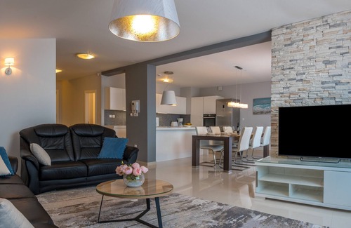 Podstrana Villa | ¡NUEVO! Villa Arya con piscina privada climatizada, gimnasio, sauna, jacuzzi en la azotea cerca de Split