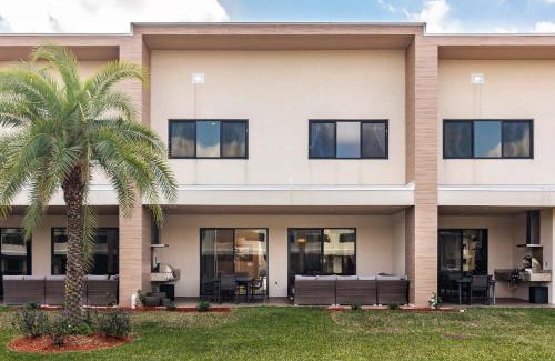 Florida Central Atlantic Coast Casa | Villa at Magic Village Resort with Outdoor Oasis