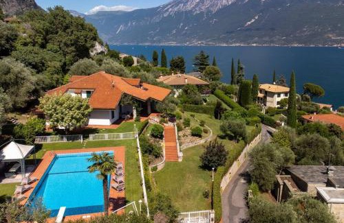 Gargnano Villa | Villa Aurora- Villa esclusiva con piscina e splendida vista lago