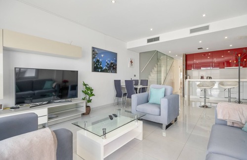 Orihuela Costa Villa | Villa Bahati cerca de la playa con vistas al mar, piscina compartida, jardín, A/C y Wi-Fi