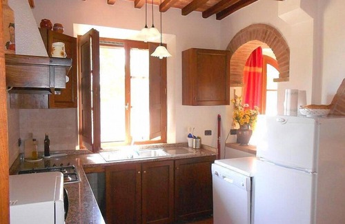 Chianciano Terme Villa | Villa Bambina: una agradable y espaciosa villa de dos pisos rodeada de vegetación.