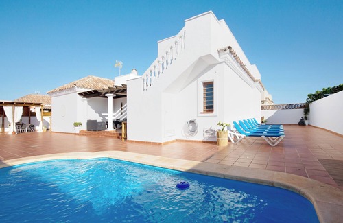 Corralejo Villa | Villa "Baobab" con vistas a la montaña, piscina y Wi-Fi
