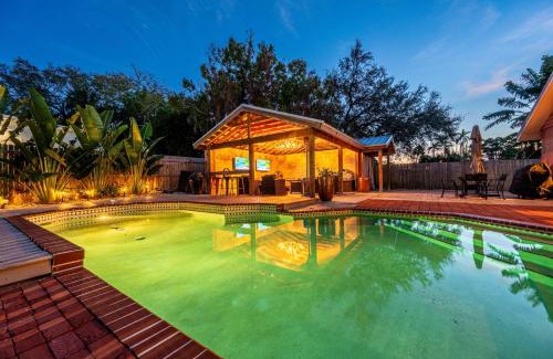 Bradenton Casa | Villa Bella! Amazing pool home with cabana just minutes from downtown!