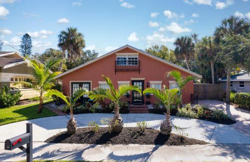 Bradenton Casa | Villa Bella! Amazing pool home with cabana just minutes from downtown!