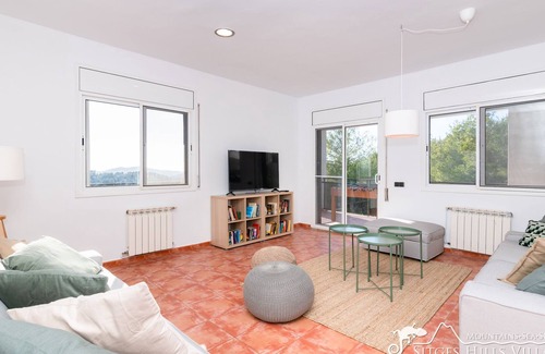 Olivella Villa | Una amplia y moderna villa con vistas panorámicas, piscina privada y A/C