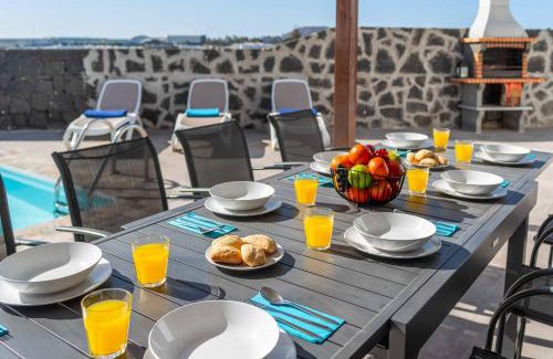 Playa Blanca Villa | Villa Bellisima