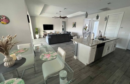Trafalgar Casa | Villa Bellissima - 2018 nueva construcción - elegante y moderna casa de 4 dormitorios con piscina, wifi gratuito