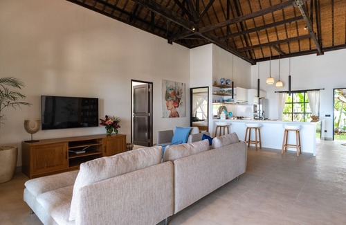 Banjartegehe Villa | Villa Bersama: Live The Bali Dream In This Luxury Beach Front Villa Con personal!
