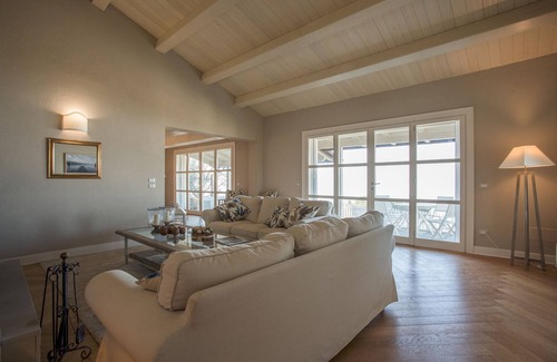 San Feliciano Villa | Villa Bianca La Luna ... el lago desde una nube