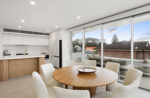 Caves Beach Casa | Villa Bianco- Luxurious six bedroom coastal escape with pool.