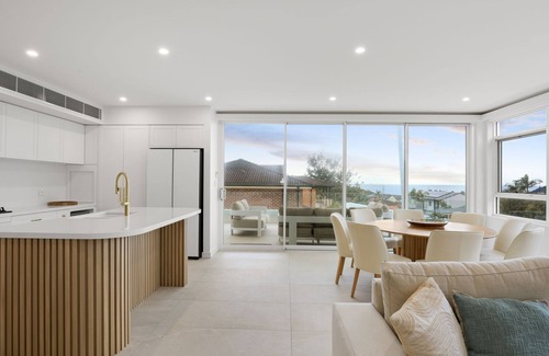 Caves Beach Casa | Villa Bianco- Luxurious six bedroom coastal escape with pool.