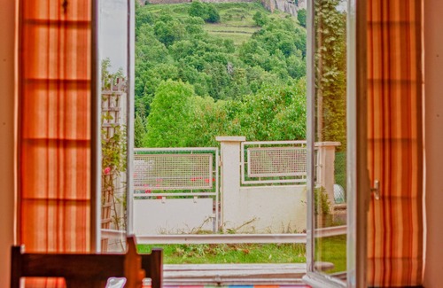 Murol Casa | Villa Blanche frente al castillo de Murol para 10/11 pers Reconocimiento 3 estrellas