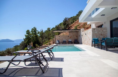 Evgiros Apartamento | Villa Blauw with Infinity Pool & Sea Views