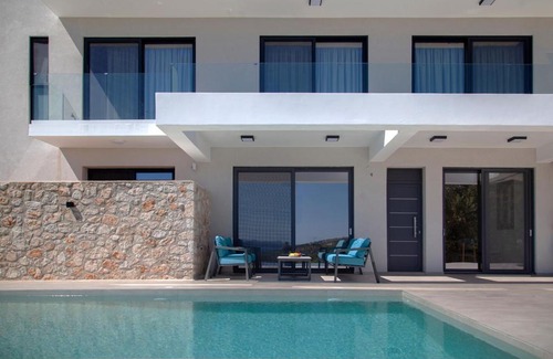 Evgiros Apartamento | Villa Blauw with Infinity Pool & Sea Views