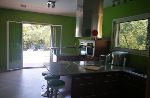 Bonifacio Villa | Villa Bonifacio con aire acondicionado y piscina climatizada.
