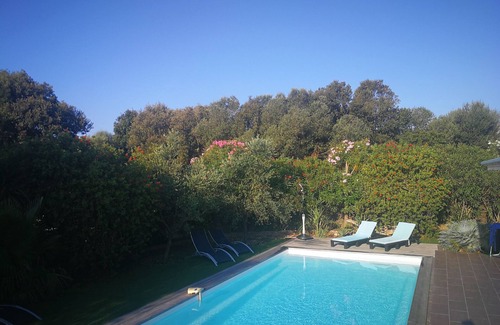 Bonifacio Villa | Villa Bonifacio con aire acondicionado y piscina climatizada.