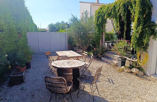 L'Isle-sur-la-Sorgue Villa | Pretty villa with pool and spa