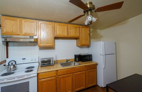 Historic Tennis Club Apartamento | Villa C - a studio with kitchen. A few steps from downtown Palm Springs! 👑