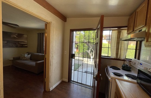 Historic Tennis Club Apartamento | Villa C - a studio with kitchen. A few steps from downtown Palm Springs! 👑