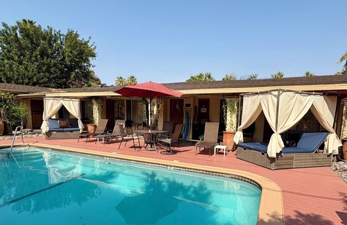 Historic Tennis Club Apartamento | Villa C - a studio with kitchen. A few steps from downtown Palm Springs! 👑