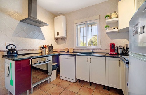 Chiclana de la Frontera Villa | Villa "Casa Caramelo" con piscina, terraza, A/C y Wi-Fi
