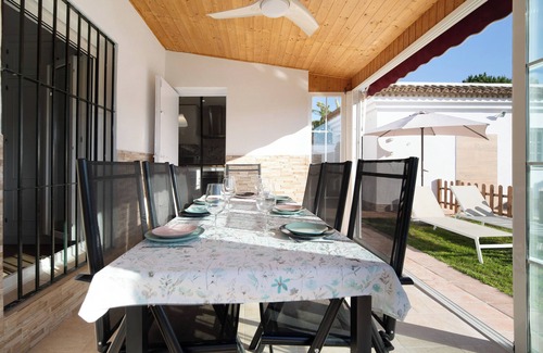 Poblado Sancti Petri Villa | Villa 'Cirpe Mar' con piscina privada, terraza privada y Wi-Fi