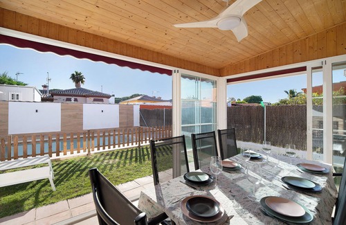 Poblado Sancti Petri Villa | Villa 'Cirpe Mar' con piscina privada, terraza privada y Wi-Fi
