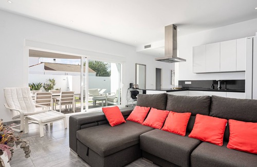 Chiclana de la Frontera Casa | Villa 'Chill Out Of City' con piscina privada, Wi-Fi y aire acondicionado