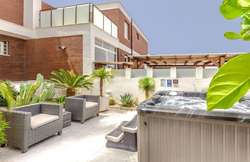 Puerto Marino Villa | Villa "Casa Bos Orange" con piscina exterior y bañera de hidromasaje