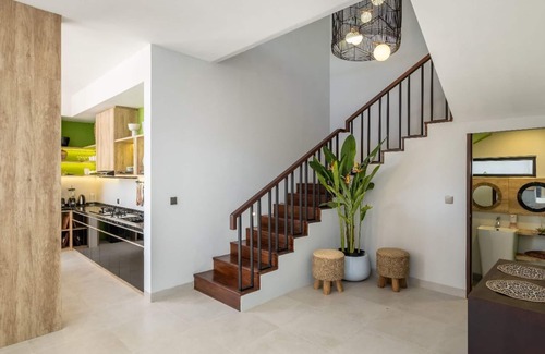 Peliatan Villa | Villa Cakra 4 Bdr New Spacious Villa with Infinity Pool and Paddy Field View