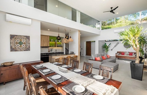 Peliatan Villa | Villa Cakra 4 Bdr New Spacious Villa with Infinity Pool and Paddy Field View