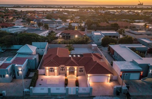 Washington Casa | Villa Camila | Pool & Basketball Court by Lucha