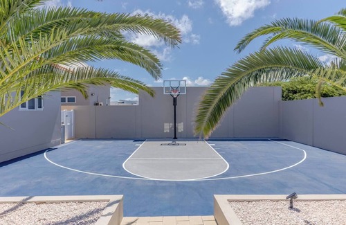 Washington Casa | Villa Camila | Pool & Basketball Court by Lucha